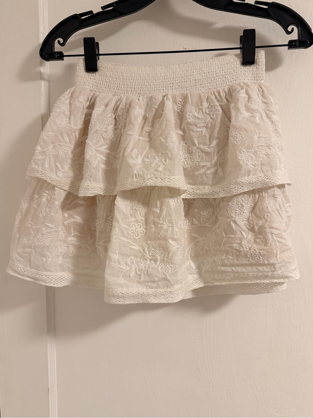 Alice + Olivia Cream Tiered Embroidered Mini Skirt